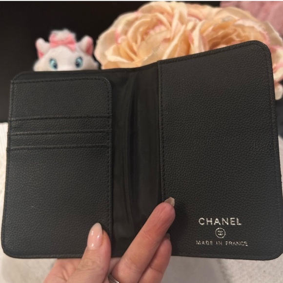 CC Beauté GWP Passport Holder CC in silver - Picture 2 of 7